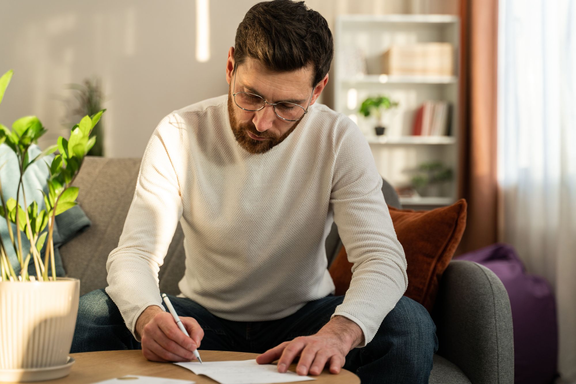 Persona en Florida considera si firmar un reaffirmation agreement durante su proceso de bancarrota — HHA Law explica las consecuencias